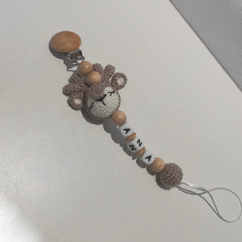 Clip Portaciuccio Personalizzata con Nome – Orsetto all’Uncinetto

Dolcissima clip portaciuccio personalizzabile con nome, realizzata con orsetto lavorato all’uncinetto e clip in legno di faggio naturale.