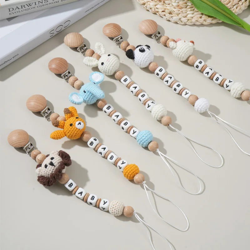 Clip Portaciuccio Personalizzata con Nome – Orsetto all’Uncinetto

Dolcissima clip portaciuccio personalizzabile con nome, realizzata con orsetto lavorato all’uncinetto e clip in legno di faggio naturale.